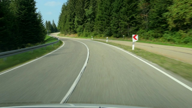 POV在乡村道路(联邦道路500)在夏天，Ruhestein，拜尔斯波隆，布莱克森林，Baden-Württemberg，德国视频素材