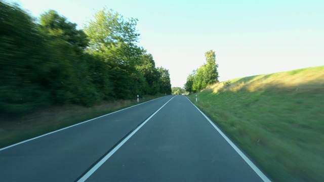 POV在乡村公路上行驶在夏天，Muddau，奥登瓦尔德，Baden-Württemberg，德国视频素材