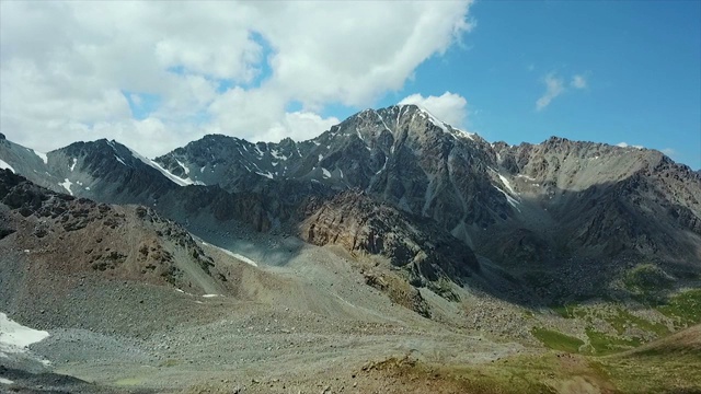 卡尔达莫通过Ak-kya - Kazarman下坡或平路。山在吉尔吉斯斯坦。区域dron拍摄视频素材