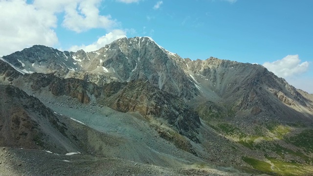 卡尔达莫通过Ak-kya - Kazarman下坡或平路。山在吉尔吉斯斯坦。区域dron拍摄视频素材