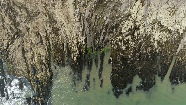 Aerial Ortho无人机拍摄的岩石海岸在Portmarnock海滩在爱尔兰都柏林县视频下载