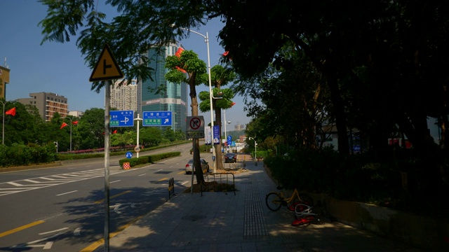 阳光明媚的一天深圳城市交通街道视图人行道骑行全景4k中国视频素材