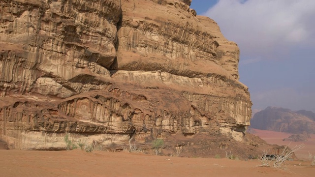 戏剧性的云景在Wadi Rum沙漠荒野的清晨，约旦视频素材