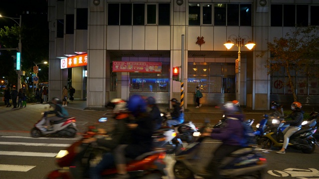 夜光照亮台北市交通街道人行横道全景4k台湾视频素材