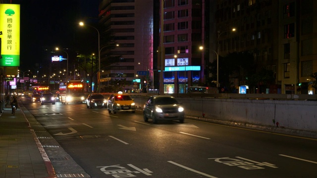 夜光照亮台北市交通街道全景4k台湾视频素材