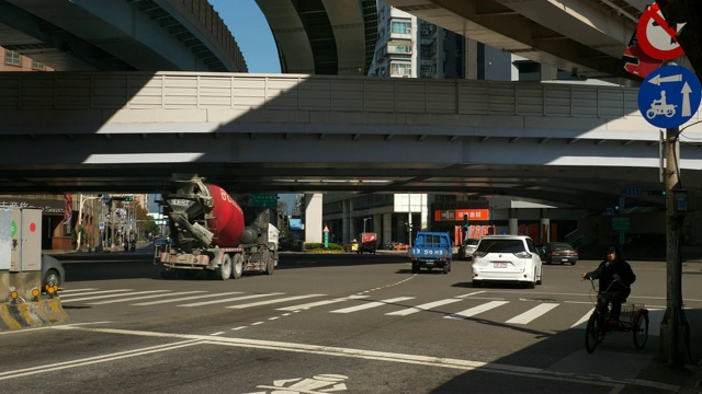 晴天台北市交通街道全景4k台湾视频素材