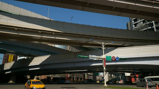 晴天台北市交通街道路口全景4k台湾视频素材