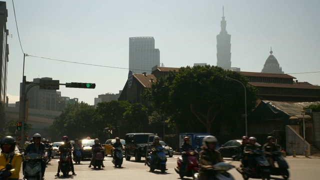 晴朗的一天台北市区交通街道十字路口全景4k台湾视频素材