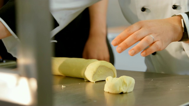 厨师在4k餐厅的厨房里切面团视频素材