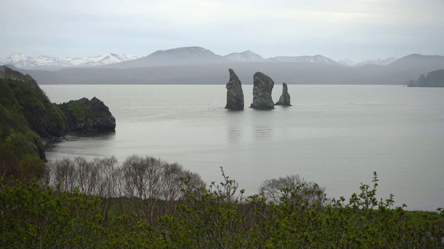 太平洋上堪察加半岛岸边的岩石岛屿视频素材