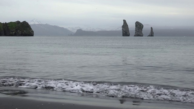 堪察加半岛海景在太平洋的岩石岛屿视频素材