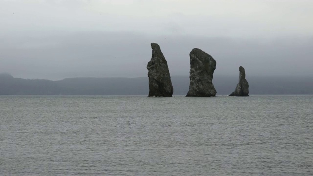 堪察加半岛海景:太平洋上岩石嶙峋的岛屿，风景如画视频素材