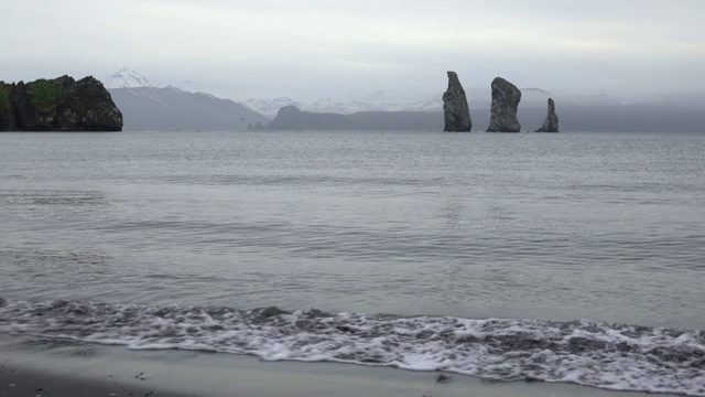 堪察加半岛海景在太平洋的岩石岛屿视频素材