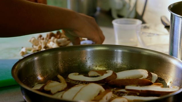 女厨师在厨房里准备食物视频素材