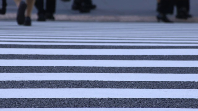 东京大手町十字路口的行人视频素材