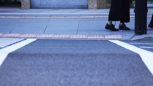 东京大手町十字路口的行人视频素材