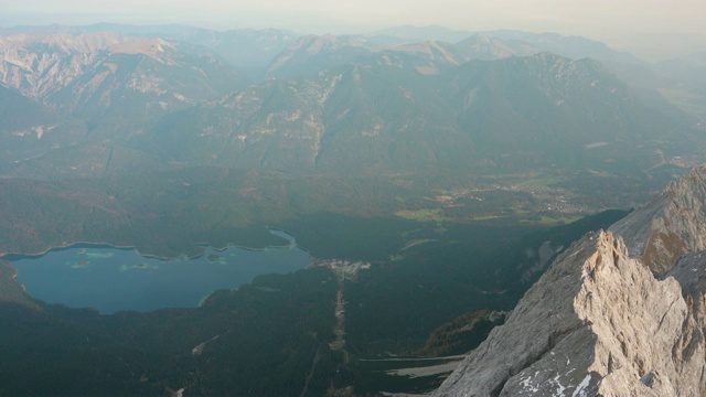 美丽的清晨天气和令人惊叹的冬季高山全景，包括德国最高的Zugspitze视频素材