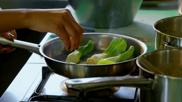 厨师在厨房准备食物视频素材