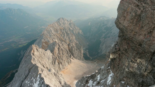 美丽的清晨天气和令人惊叹的冬季高山全景，包括德国最高的Zugspitze视频素材