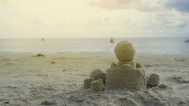 Still Shot of sandcastle on the beach with Holiday concept的用法和样例:视频素材