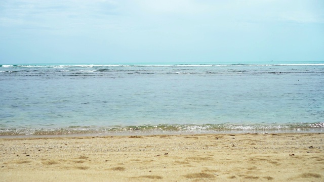 热带海滩，海浪，沙子和岩石与夏天的蓝天。视频素材