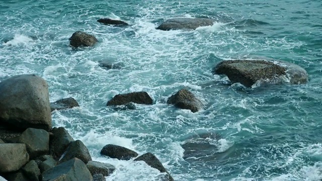 美丽的大海，海浪击打着海岸线上的岩石视频素材