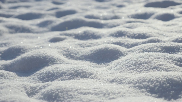 Slow pan on white snow crystals over the hill特写4K 2160p 30fps超高清镜头-浅景深闪光冰冻水晶水沙丘4K 3840X2160超高清平移视频视频素材