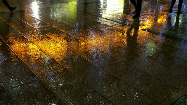 商人和上班族在雨夜潮湿的人行道上行走视频素材