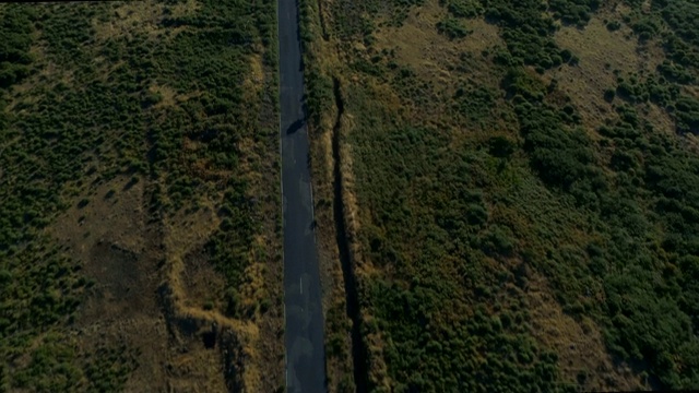 空长直路在日落消失在地平线视频素材