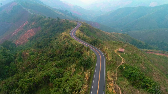 在泰国南省无人机，鸟瞰图包围了乡村道路视频素材