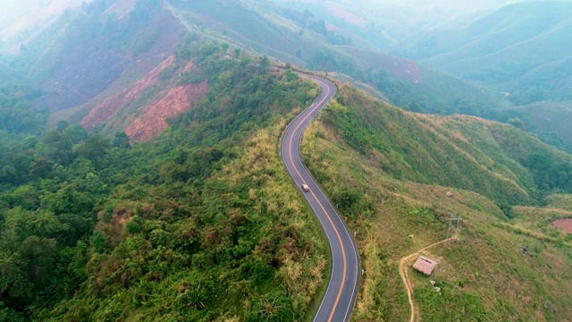 在泰国南省无人机，鸟瞰图包围了乡村道路视频素材