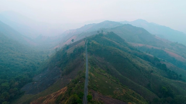 在泰国南省无人机，鸟瞰图包围了乡村道路视频素材