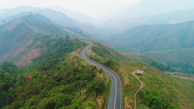 在泰国南省无人机，鸟瞰图包围了乡村道路视频素材