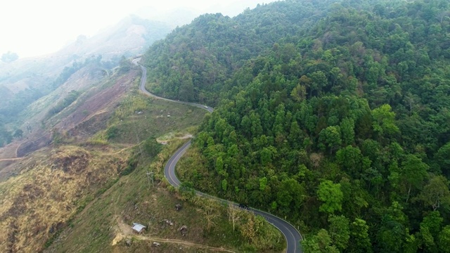 在泰国南省无人机，鸟瞰图包围了乡村道路视频素材