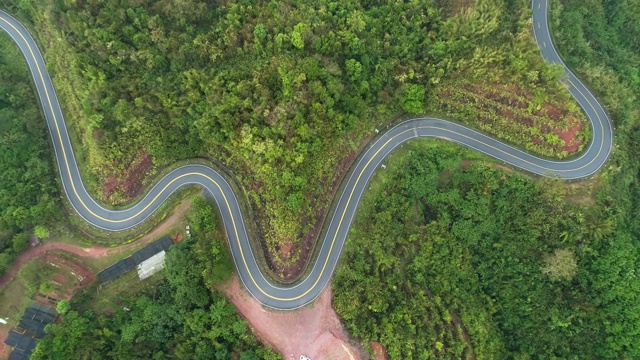 在泰国南省无人机，鸟瞰图包围了乡村道路视频素材