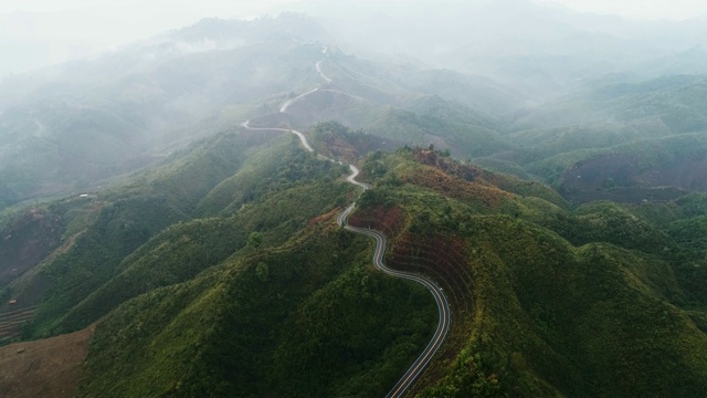 在泰国南省无人机，鸟瞰图包围了乡村道路视频下载