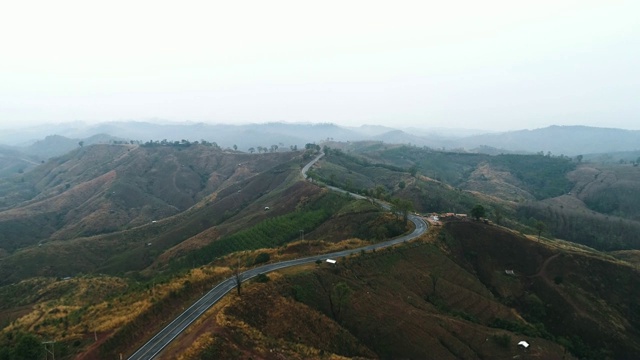 在泰国南省无人机，鸟瞰图包围了乡村道路视频下载