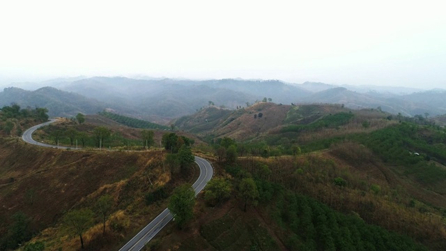 在泰国南省无人机，鸟瞰图包围了乡村道路视频下载