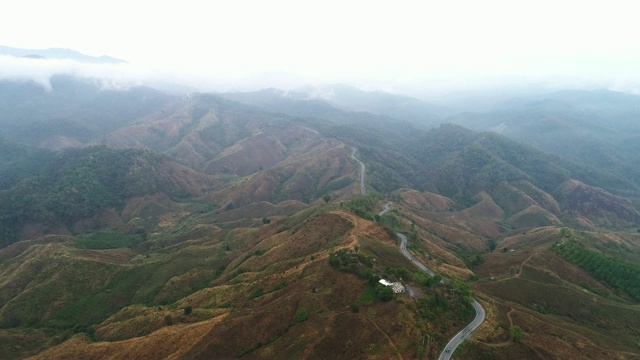 在泰国南省无人机，鸟瞰图包围了乡村道路视频素材