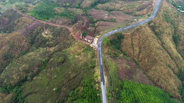 在泰国南省无人机，鸟瞰图包围了乡村道路视频下载