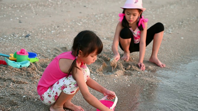 孩子们在海滩上玩沙子视频下载