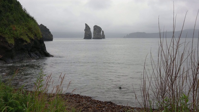 堪察加半岛，太平洋上多岩石的岛屿视频素材