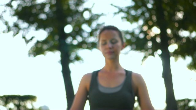 美丽的女人在莲花姿势练习精神瑜伽视频素材