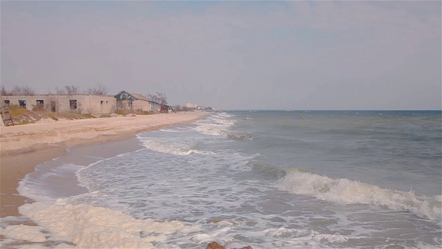 海边破败的建筑，海浪沿着海岸翻滚，海风吹拂着大海，暴风雨来临前的天气视频素材