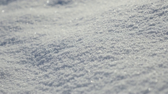 清晨的雪沙丘特写4K 3840X2160超高清倾斜视频-浅景深的冻结水晶水白色雪花在山上缓慢倾斜2160p超高清镜头视频素材