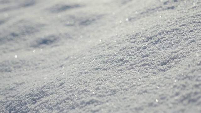 浅DOF雪沙丘在清晨特写倾斜4K 3840X2160超高清视频-冻结结晶水白色雪花在山上缓慢倾斜2160p超高清镜头视频素材