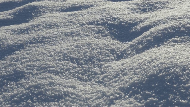 新鲜的雪沙丘在清晨倾斜4K 3840X2160超高清视频-冻结结晶水白色雪花在山上缓慢倾斜2160p超高清镜头视频素材