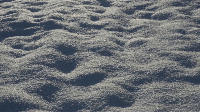 冻结水晶水白色雪花在山上缓慢倾斜4K 3840X2160超高清视频-新鲜的雪沙丘在清晨2160p超高清倾斜镜头视频素材