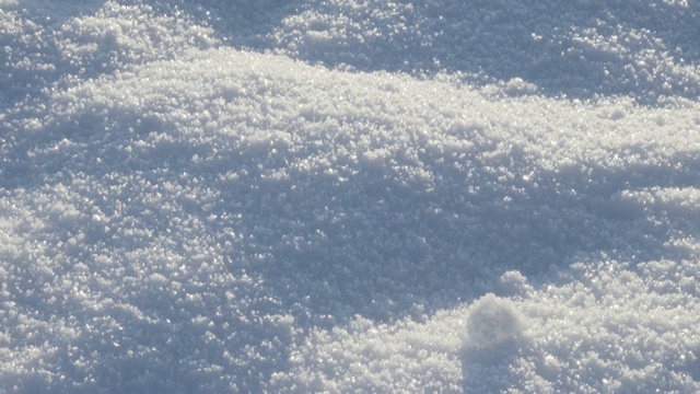 新鲜冰冻的水晶水雪花在山上缓慢倾斜4K 3840X2160超高清视频-白色的雪沙丘在清晨2160p超高清倾斜镜头视频素材