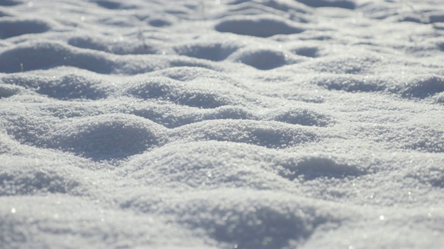 Slow pan on white snow crystals over the hill特写4K 2160p 30fps超高清镜头-浅景深闪光冰冻水晶水沙丘4K 3840X2160超高清平移视频视频素材